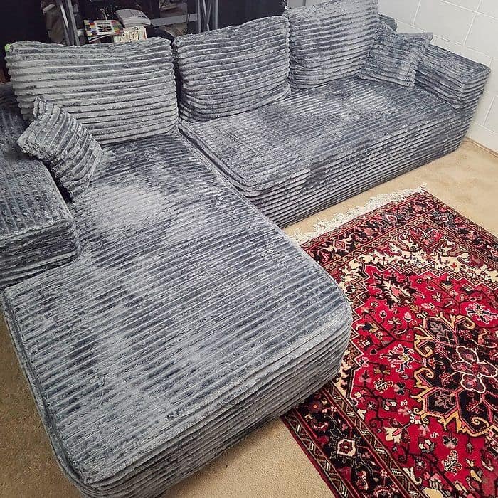 Ibiza en gris, armado en una sala